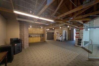 Open working floor, kitchenette and storage