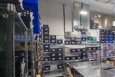 Packaging and fulfilment floor with crate storage