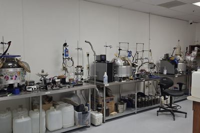 Distillation and refinement bench — rotary evaporators and short-path apparatus