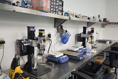 Cartridge and vessel filling bench